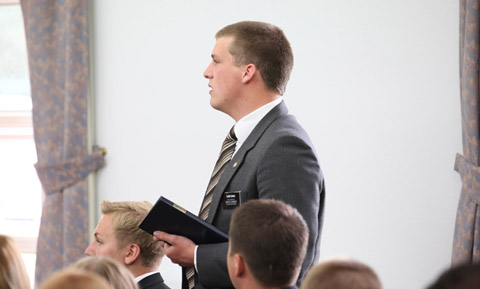 misionero formula una pregunta para el élder Bednar