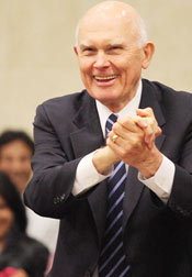 El élder Oaks dando un fuerte apretón de manos