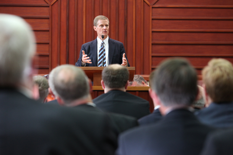 El élder Bednar en el púlpito