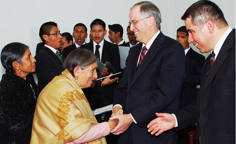 El élder Andersen saluda a los miembros de La Iglesia de Jesucristo de los Santos de los Últimos Días de Bolivia