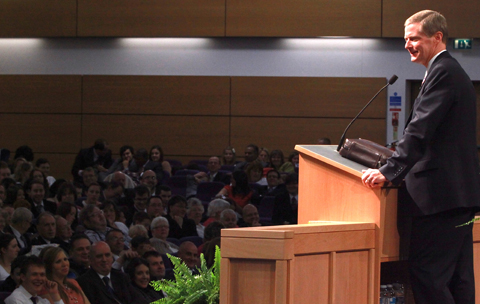 El élder Bednar en el púlpito