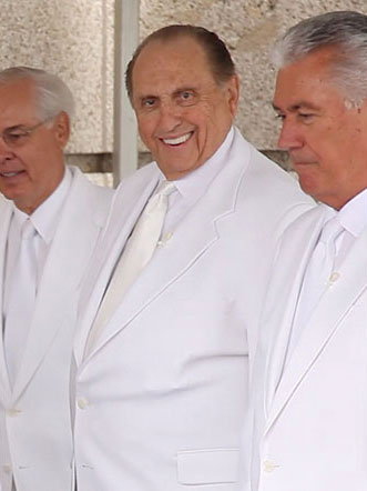 El presidente de la Iglesia Thomas S. Monson y el presidente Dieter F. Uchtdorf, Segundo Consejero en la Primera Presidencia, en la ceremonia de la piedra angular del Templo de Kiev, Ucrania.