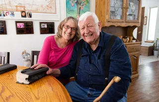 妻子和丈夫一起坐在桌旁