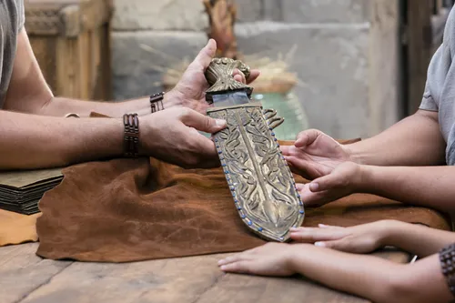 King Benjamin gathers with his family around a table in the Land of Zarahemla and tells them he can no longer be king. He shows his family the sword of Laban.