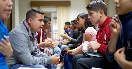 të rinj dhe të reja duke biseduar