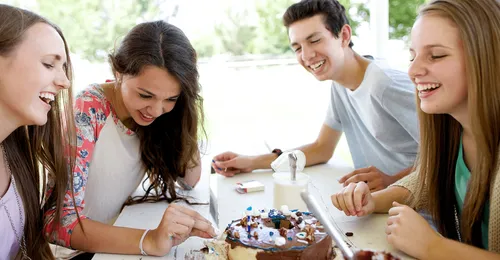 在装饰蛋糕的男女青年