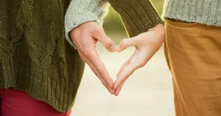 夫妻的手形成一颗心