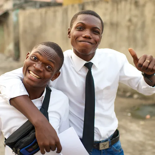 batan-ong mga lalaki nga nagpolo ug nagkorbata