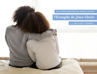 jeune fille passant le bras autour d’une autre jeune fille