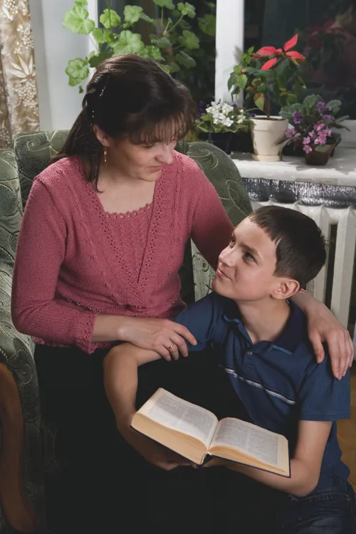 мајка и син со свети писма