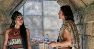 코리앤톤 앞을 걸어가고 있는 이사벨