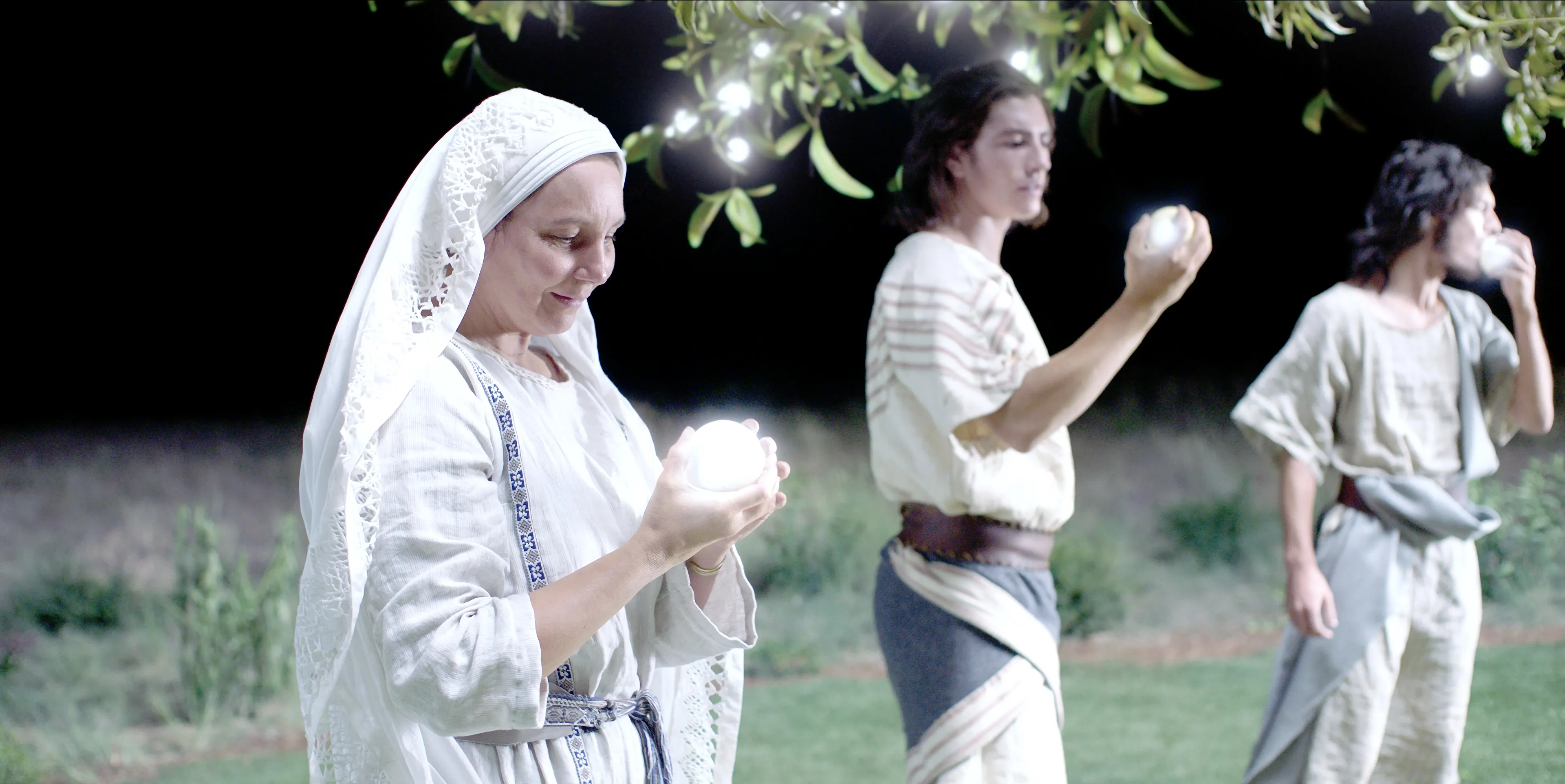 Sariah, Nephi, and Sam partake of the fruit of the tree of life.