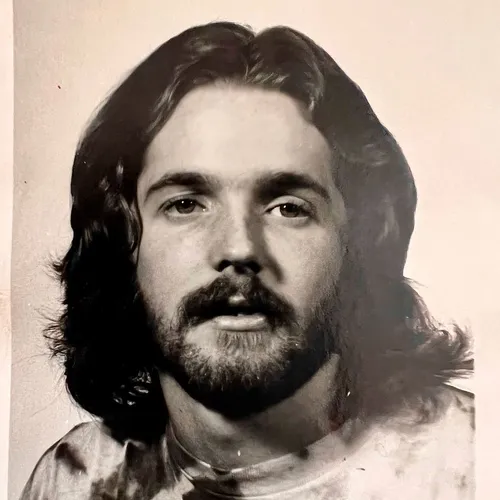 留着长发和胡须的年轻男子