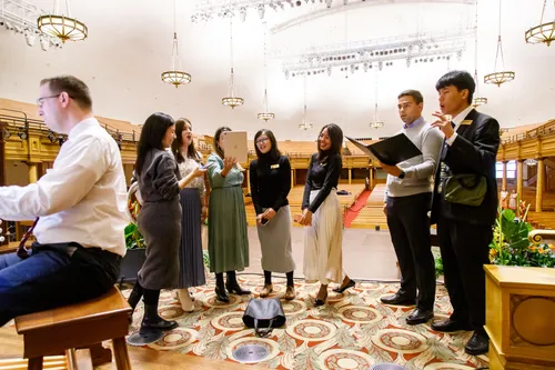 男青年在漆籬笆