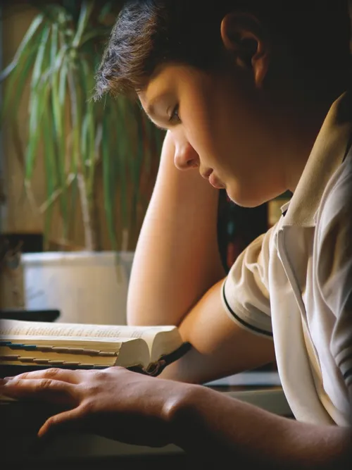 男青年在閱讀經文