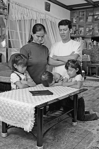Famille priant à genoux