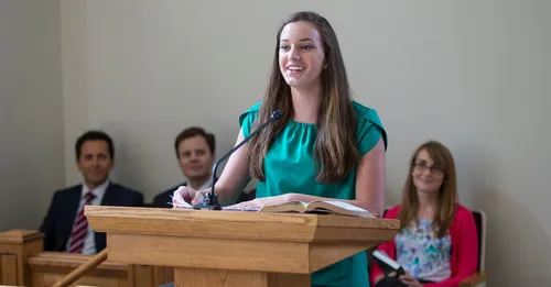 grua duke folur në foltore