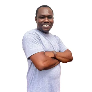 homme souriant, les bras croisés