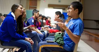 이야기를 나누는 청소년들