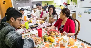 함께 식사하는 가족 