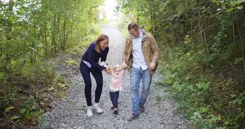 модон дунд алхаж буй гэр бүл