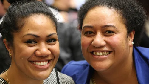 dua wanita tersenyum