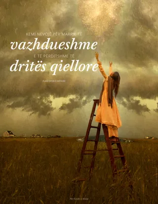 një vajzë mbi shkallë në fushë, duke u zgjatur për të kapur dritën