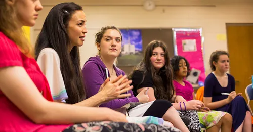 feiā ’āpī tamāhine i roto i te piha tamāhine