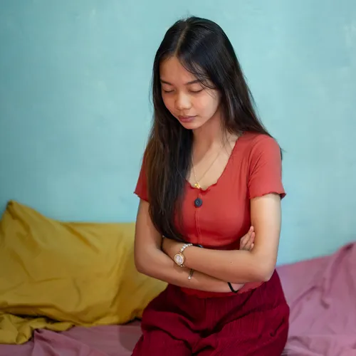 young woman pryaing