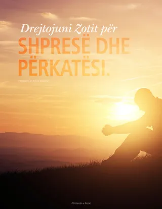 rinia duke u lutur pranë pamjes së malit