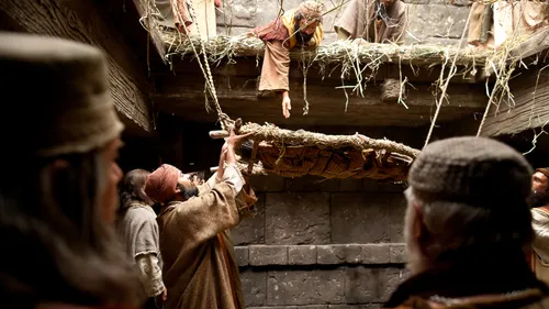 朋友将瘫子从屋顶缒下