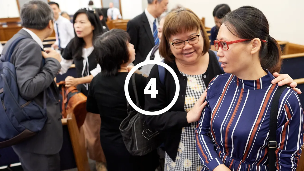 兩位婦女在教會互相問候