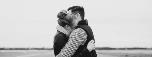 un matrimonio se abraza