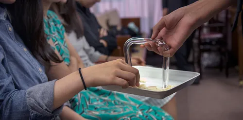 婦女，小孩和聖餐托盤