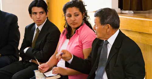dua lelaki dan seorang wanita sedang bercakap