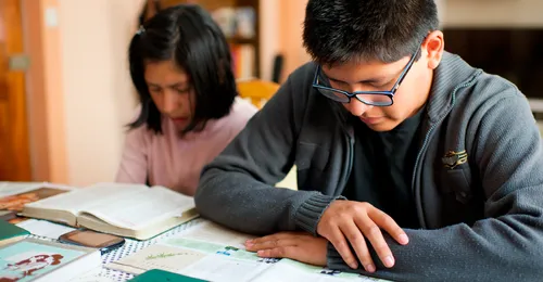 young man and young woman praying