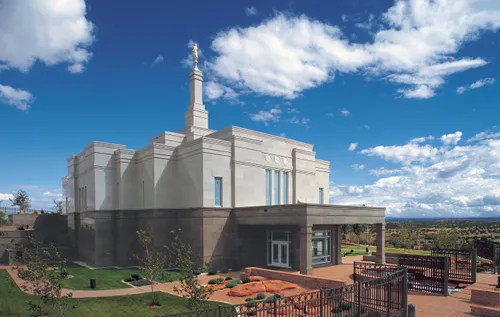 The entire Snowflake Arizona Temple in daytime, with a view of the grounds and fountain and a partial view of the valley below.