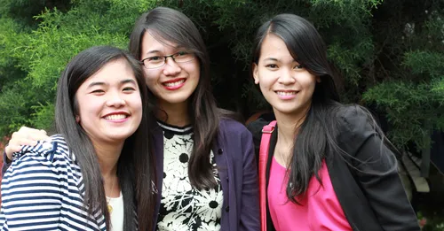 gra duke pozuar për një fotografi