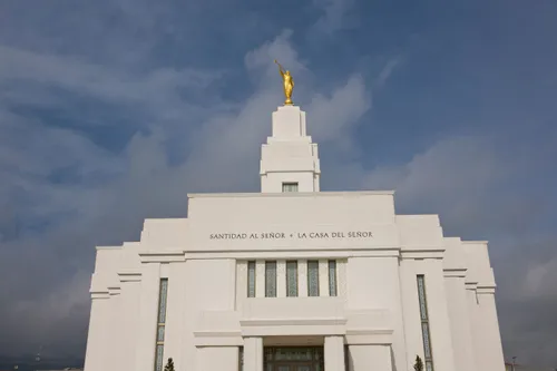 The spire of the Quetzaltenango Guatemala Temple and partial view of the entrance, with the inscription “Holiness to the Lord: The House of the Lord” above the door in Spanish.