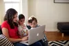 madre e hijos mirando una computadora