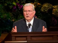 羅素·培勒長老在總會大會上演講