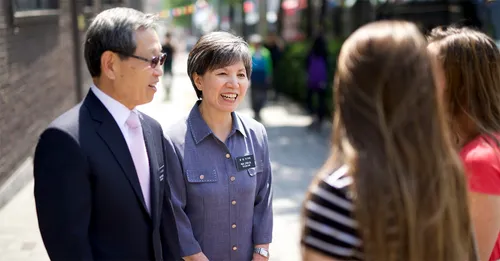 çift misionarësh duke u dhënë mësim grave