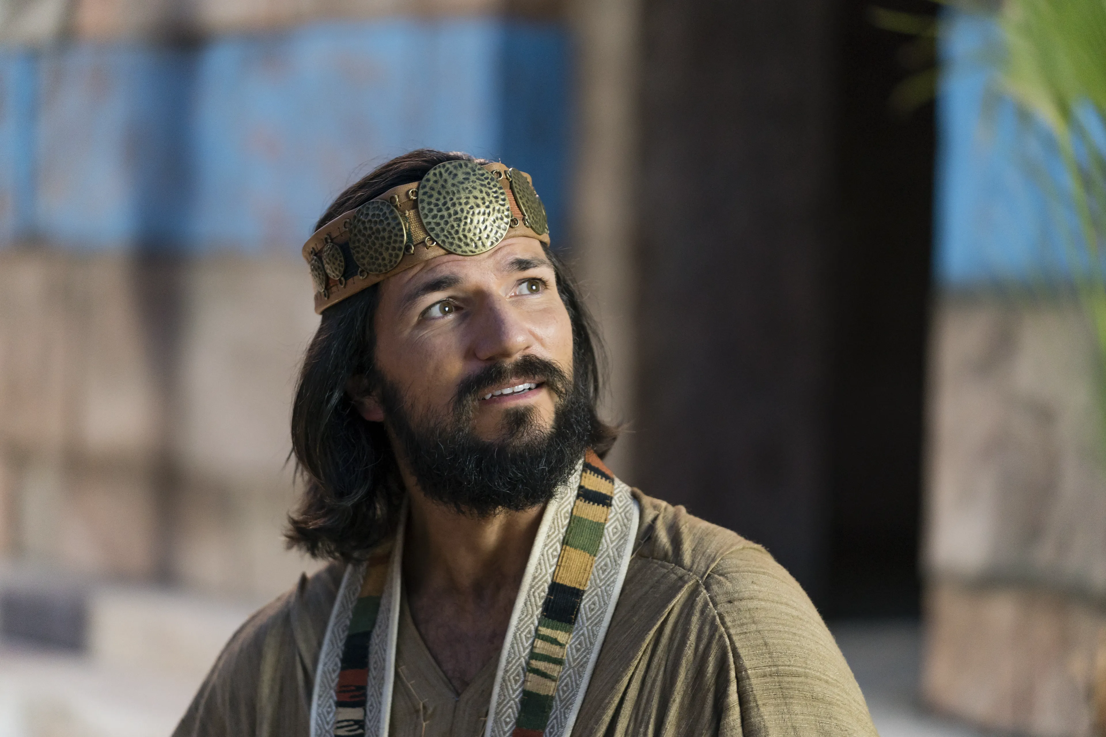 Alma the Younger listens as Nephihah speaks to him in the city of Zarahemla.