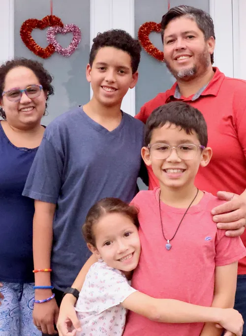 Boy with his dad, mom, older brother, and younger sister
