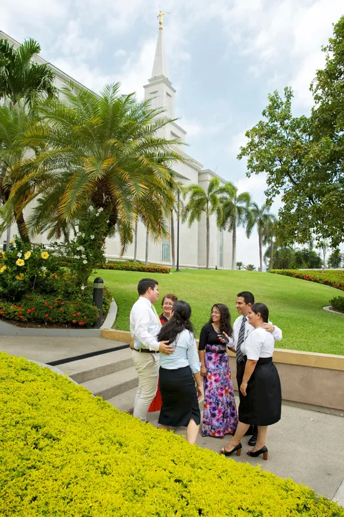 familia joven cerca del Templo de Laie, Hawái