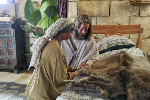 Alma the Elder and his wife kneel and pray together.