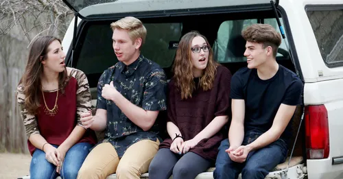 të rinj e të reja duke biseduar