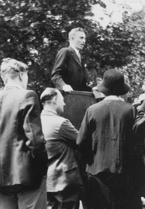 Gordon B. Hinckley speaking