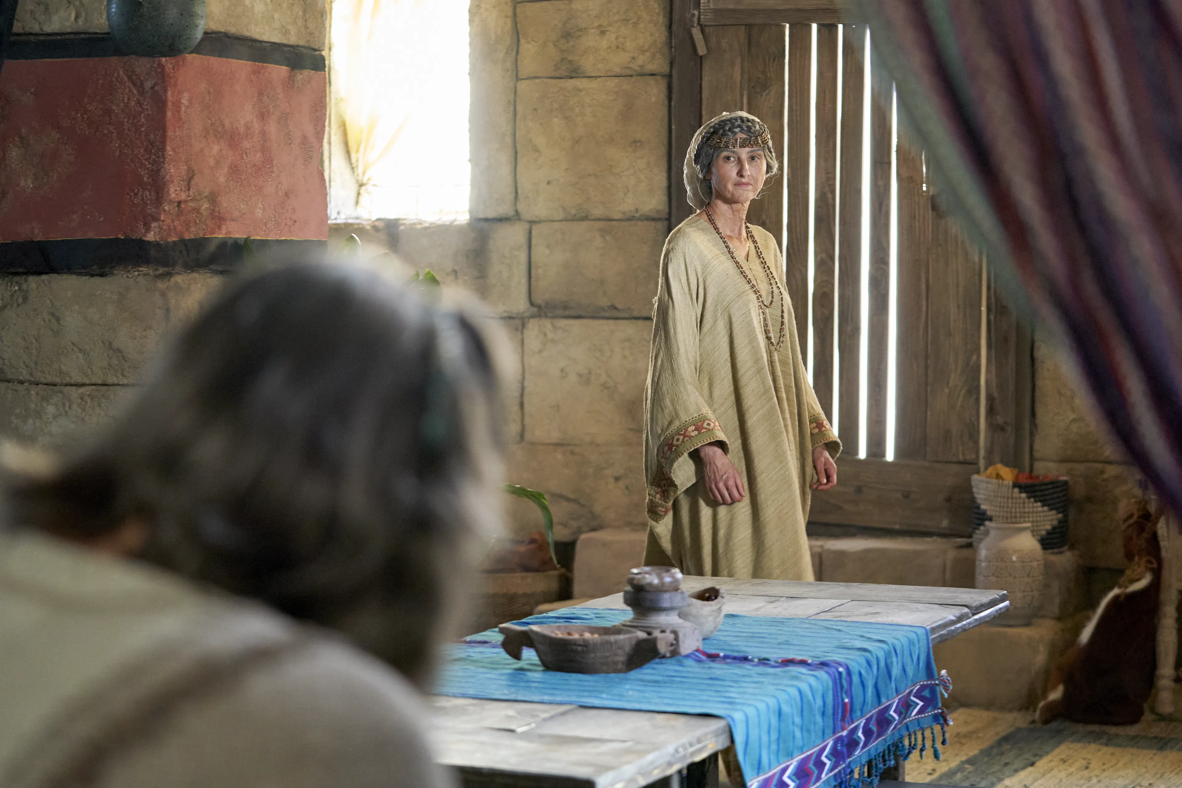 The wife of Alma the Elder sees her husband praying.