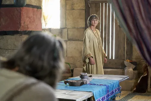 The wife of Alma the Elder sees her husband praying.